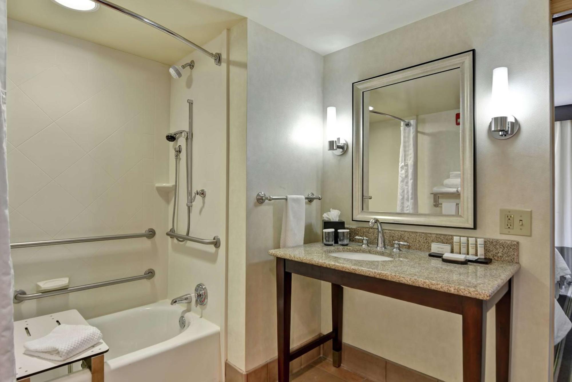 Chambre Lit King-Size - Accessible aux Personnes à Mobilité Réduite - Non-Fumeurs